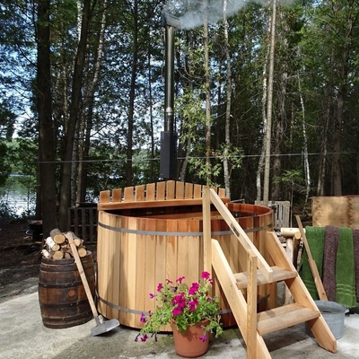 Wanna z hydromasażem z drewna cedrowego, sauna parowa z piecem opalanym drewnem