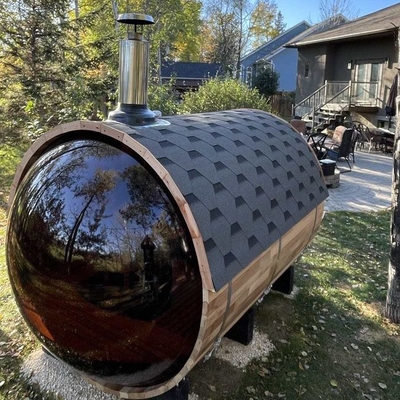 Sauna z litego drewna na zewnątrz z piecem opalanym drewnem i panoramicznym oknem