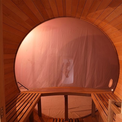 Sauna z litego drewna na zewnątrz z piecem opalanym drewnem i panoramicznym oknem