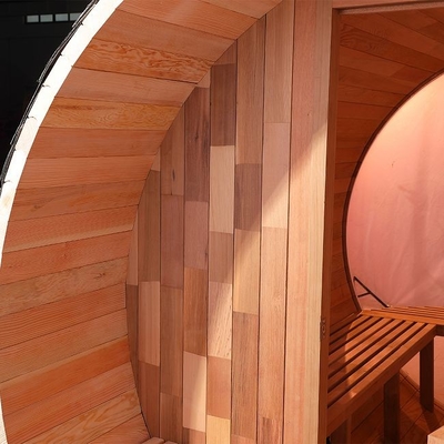 Sauna z litego drewna na zewnątrz z piecem opalanym drewnem i panoramicznym oknem