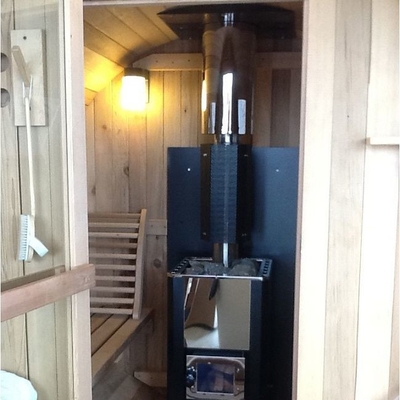 Sauna z litego drewna na zewnątrz z piecem opalanym drewnem i panoramicznym oknem
