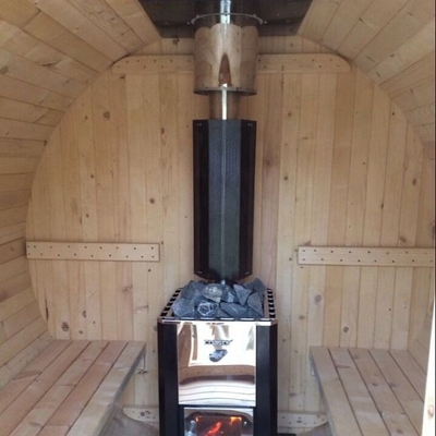 Sauna z litego drewna na zewnątrz z piecem opalanym drewnem i panoramicznym oknem