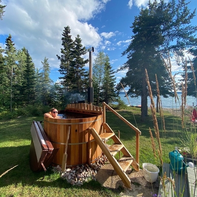Wanna z hydromasażem z drewna cedrowego, sauna parowa z piecem opalanym drewnem