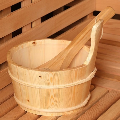 Zewnętrzna rustykalna sauna parowa cedrowa Zaokrąglony kwadrat z gontem bitumicznym