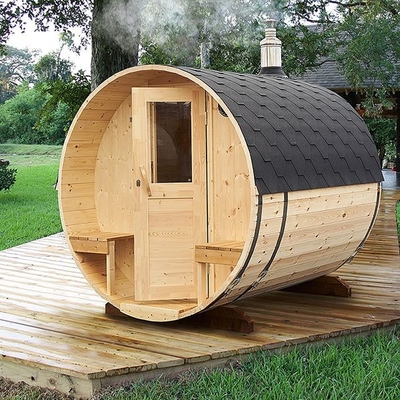Tradycyjna sauna parowa z drewnianą beczką na świeżym powietrzu z piecem opalanym drewnem