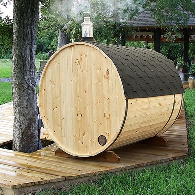 Tradycyjna sauna parowa z drewnianą beczką na świeżym powietrzu z piecem opalanym drewnem