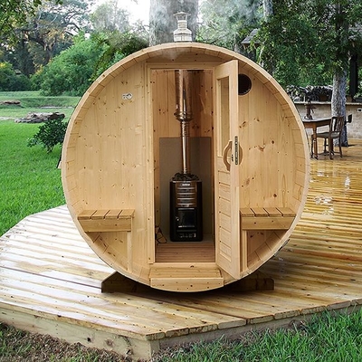 Tradycyjna sauna parowa z drewnianą beczką na świeżym powietrzu z piecem opalanym drewnem