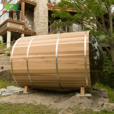 Panoramiczna sauna ze szklaną drewnianą beczką zewnętrzną do użytku domowego