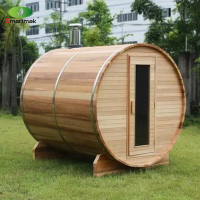 Sauna z butami z drewna cedrowego używana w ogrodzie