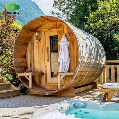 Sauna z butami z drewna cedrowego używana w ogrodzie