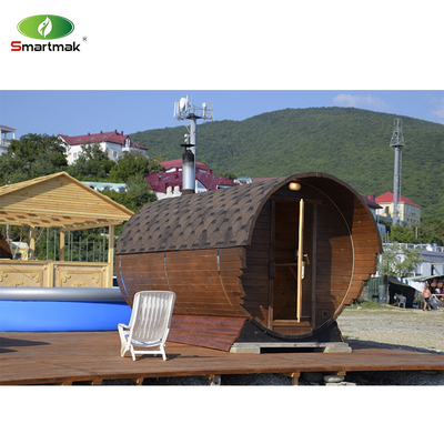Sauna z butami z drewna cedrowego używana w ogrodzie